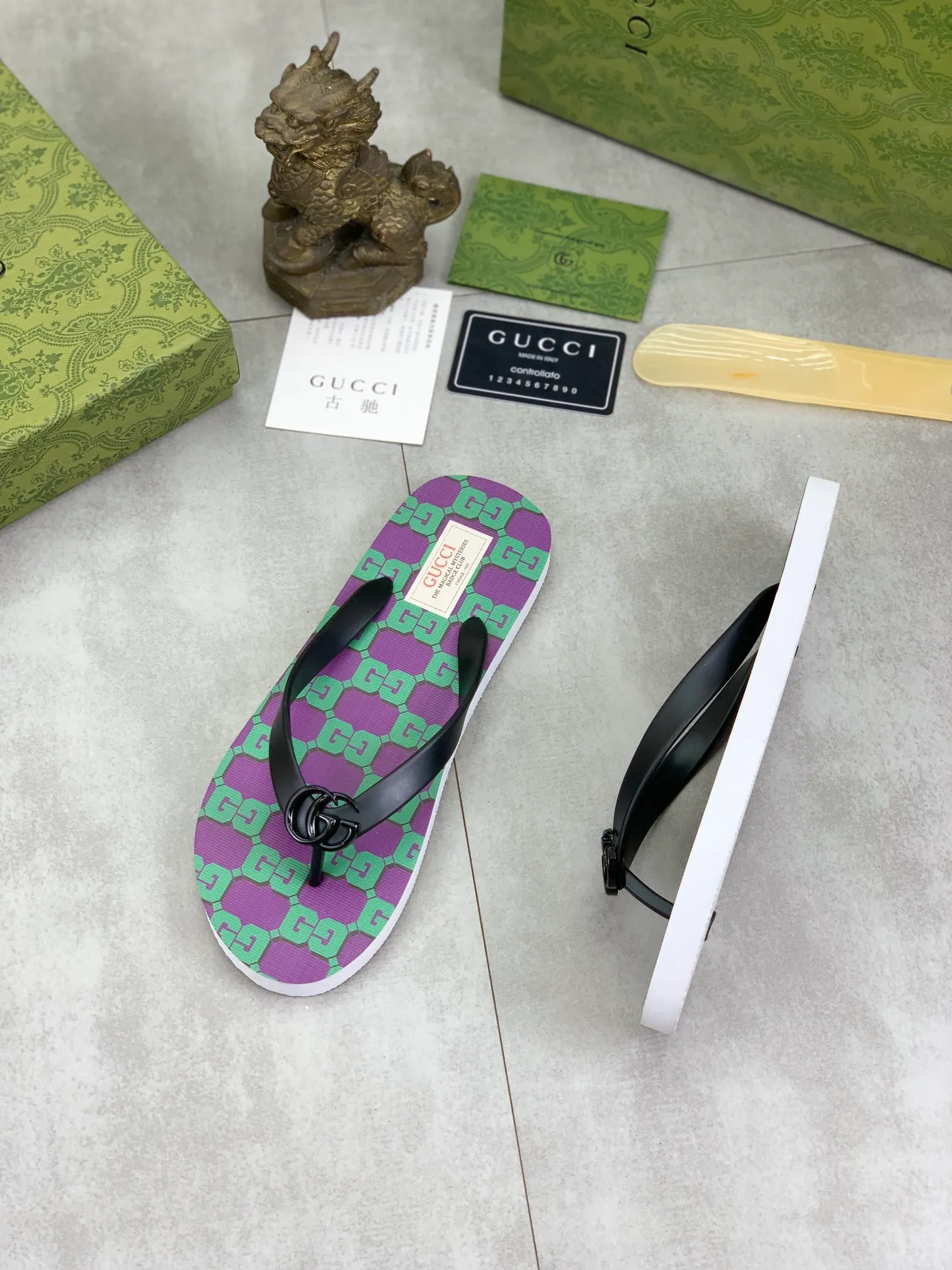 Men's men's shoes 💰P220💰【New style】🆘【GUCCI】Official website's popular Gucci adult couple 🧑‍🤝‍🧑 style, children's flip-flops are on sale at the counter simultaneously! Original fabric imported from Italy. Original bottom provided by the original factory. Size: Adult 36-45. Children’s size: 30-37. Multiple colors available.
